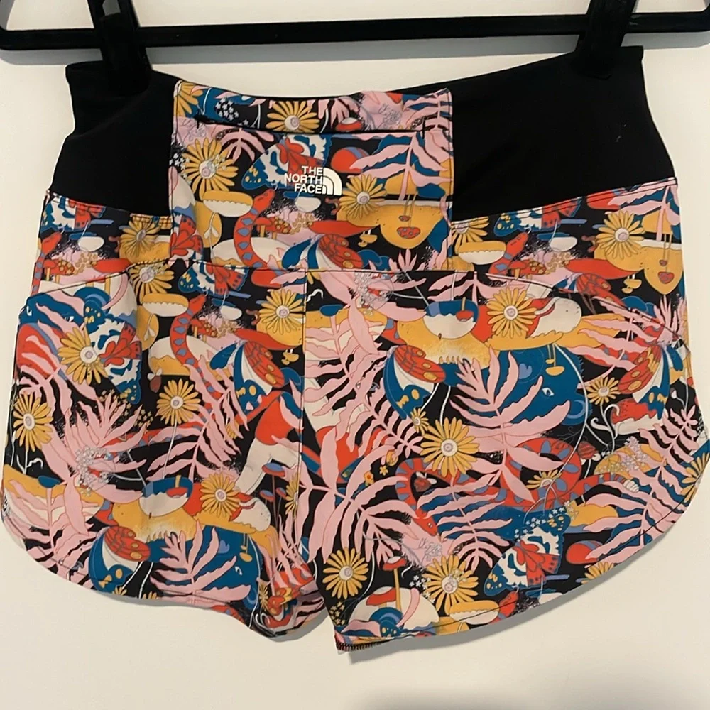 The North Face Women's Black Lined Floral Hydranaline Shorts - Size S